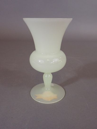 VNC - Opaline de Venise. Vase de forme Médicis...