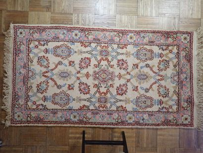 Tapis d'Orient en laine dans les tons rose...