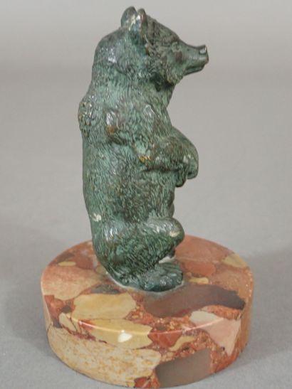 Petit sujet en bronze patiné figurant un...