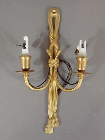 Applique en bronze doré à deux bras de lumière...