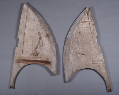 Deux éléments de haut de retable en bois...