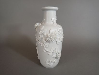 ECOUTE-S'IL-PLEUT, attribué à. Vase en porcelaine...
