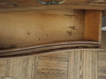 Commode galbée en noyer dite 