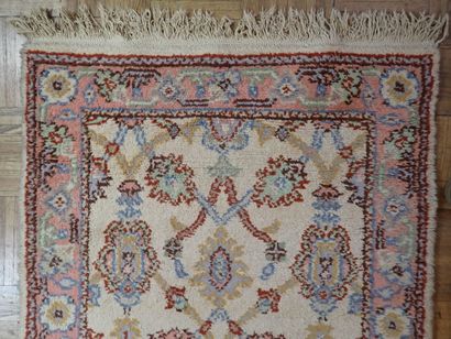 Tapis d'Orient en laine dans les tons rose...
