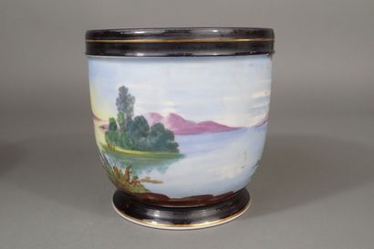 Ensemble de deux cache-pots en porcelaine...