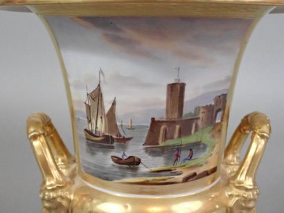 Vase de forme Médicis en porcelaine de Paris...