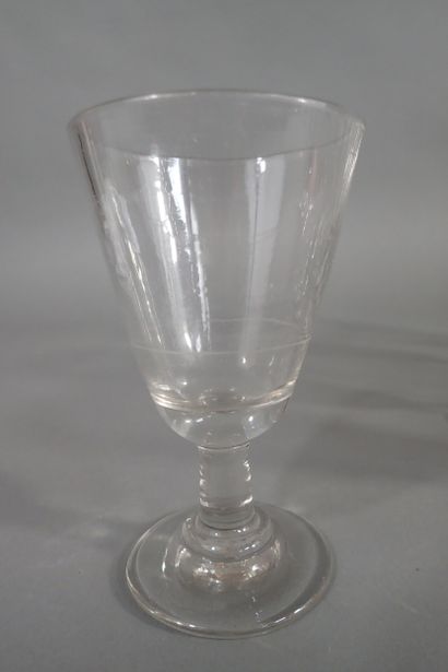 Lot de 13 verres à pieds en verre reposant...