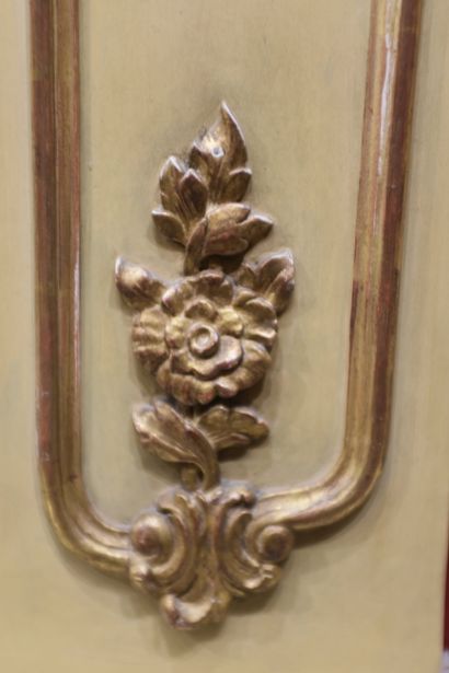 Trumeau en bois laqué crème à décor d'un...