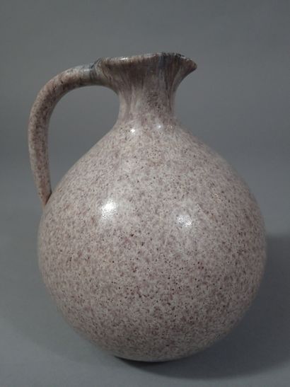 ACCOLAY. Pichet en céramique mouchetée de...