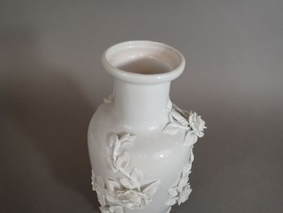 ECOUTE-S'IL-PLEUT, attribué à. Vase en porcelaine...