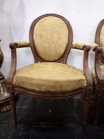 Paire de fauteuils cabriolet en bois mouluré...
