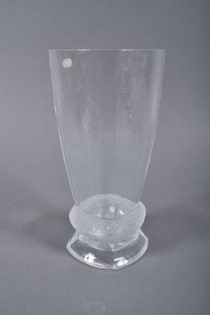 J.G. DURAND - France. Grand vase en cristal...