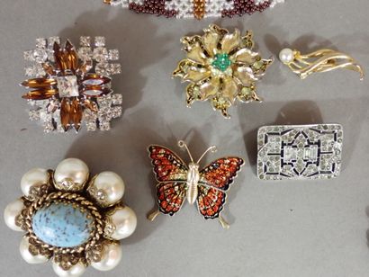 Lot de bijoux fantaisie comprenant : colliers,...