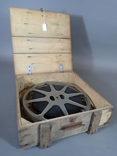 Caisse en bois RKO Radio-Films SA. Dim totales...