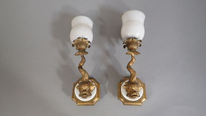 Paire d'appliques en bronze ciselé doré à...
