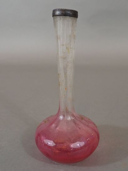 Vase en verre soliflore à décor gravé et...