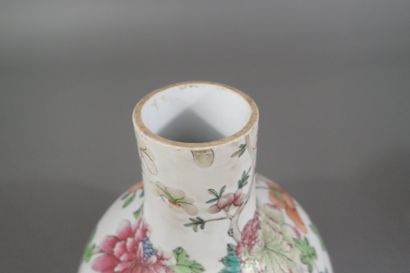 Chine ? Vase en porcelaine de forme balustre...