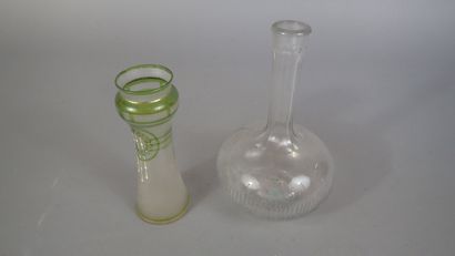 Ensemble comprenant un vase en verre à décor...
