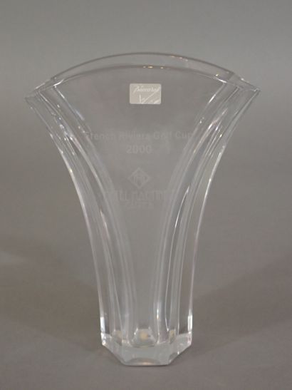 BACCARAT. Vase en cristal en forme d'éventail,...