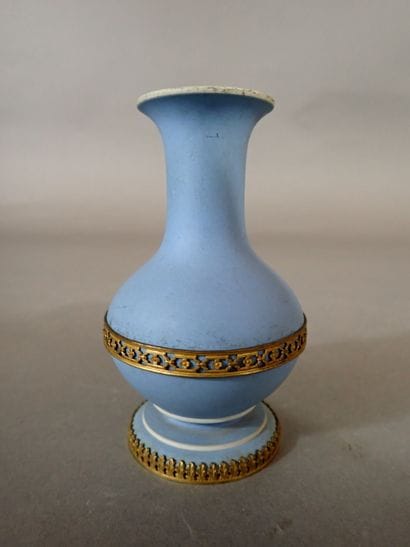 WEDGWOOD, Petit vase pansu en biscuit orné...