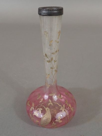 Vase en verre soliflore à décor gravé et...