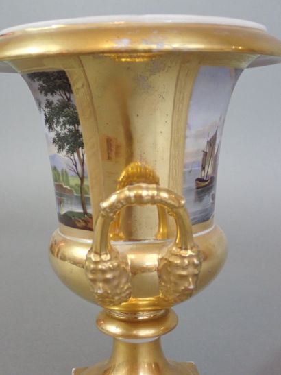 Vase de forme Médicis en porcelaine de Paris...