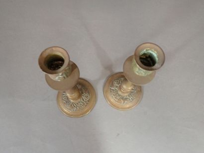 Lot de deux bougeoirs en laiton à décor de...