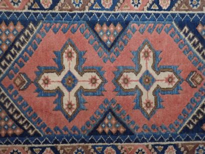Petit tapis d'Orient en laine dans les tons...