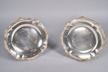 Paire de plats circulaires chantournés en...
