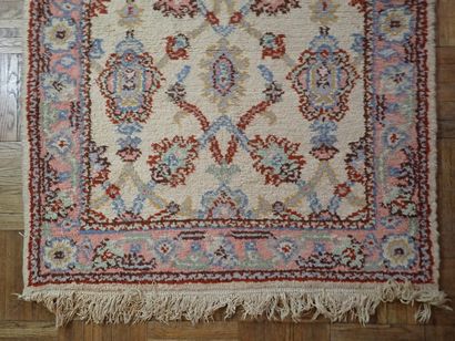 Tapis d'Orient en laine dans les tons rose...