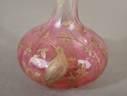 Vase en verre soliflore à décor gravé et...