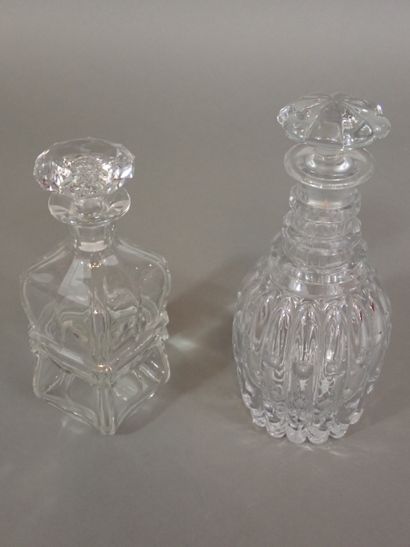 Ensemble de six carafes, carafons et burettes...
