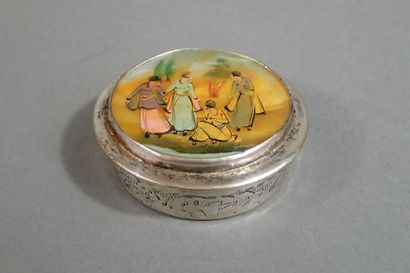 Boîte ronde en métal argenté, le couvercle...