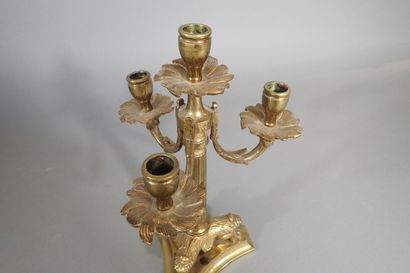 Bougeoir en bronze doré à 4 bras de lumière,...