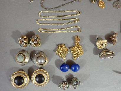 Lot de bijoux fantaisie comprenant : colliers,...