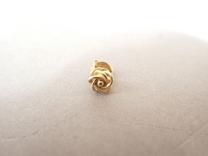***Une boucle d’oreille en or jaune à décor...