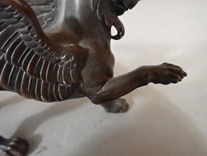 Italie, Griffon en bronze patiné. Marqué...