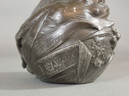 Jean GARNIER (1853-1910), Pichet en étain...