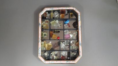 Lot de miniatures de parfums en vitrine dont...