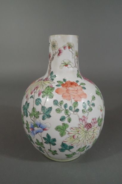 Chine ? Vase en porcelaine de forme balustre...