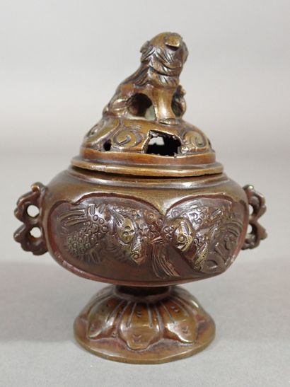 CHINE, Petit brule parfum en bronze patiné,...