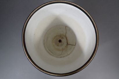 Ensemble de deux cache-pots en porcelaine...