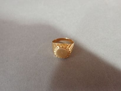 ***Chevalière de dame en or jaune (750°)...