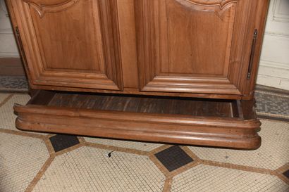 Armoire en noyer mouluré ouvrant à deux vantaux...