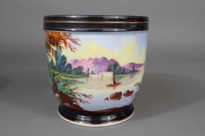 Ensemble de deux cache-pots en porcelaine...