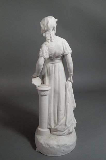 Sujet en biscuit figurant une élégante au...