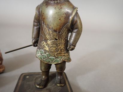 CHINE ?, Lot de trois statuettes comprenant...