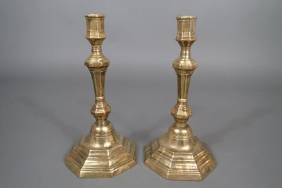 Paire de bougeoirs en laiton de forme balustre...