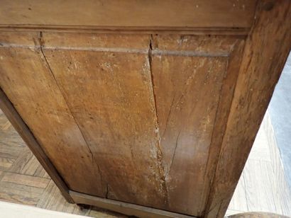 Commode galbée en noyer dite 
