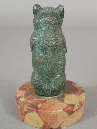 Petit sujet en bronze patiné figurant un...